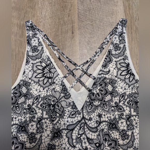 Express Black and White Sleeveless V Neck Top - Picture 3 of 7